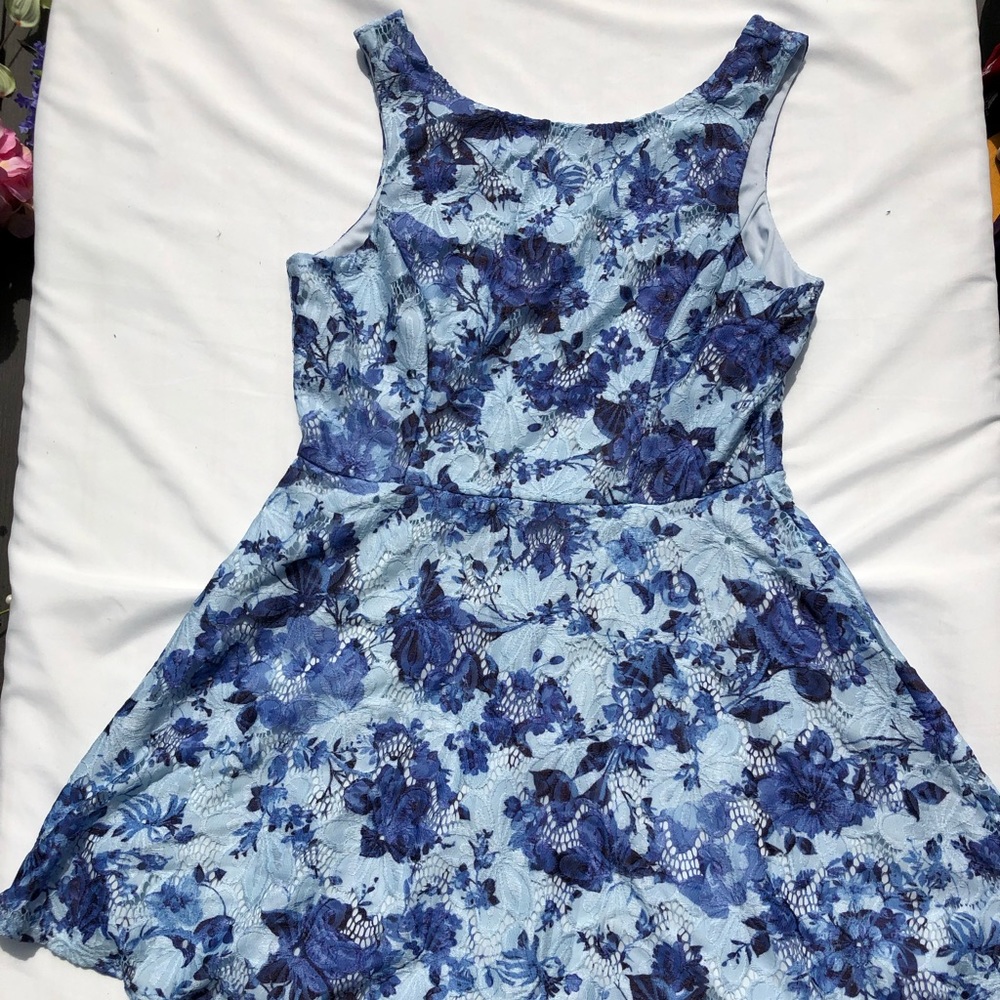Women’s Dress - Picture 2 of 4
